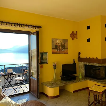 בית נופש Casa Ludovica - Cozy With Panoramic & Mountain Views ג'רה לאריו